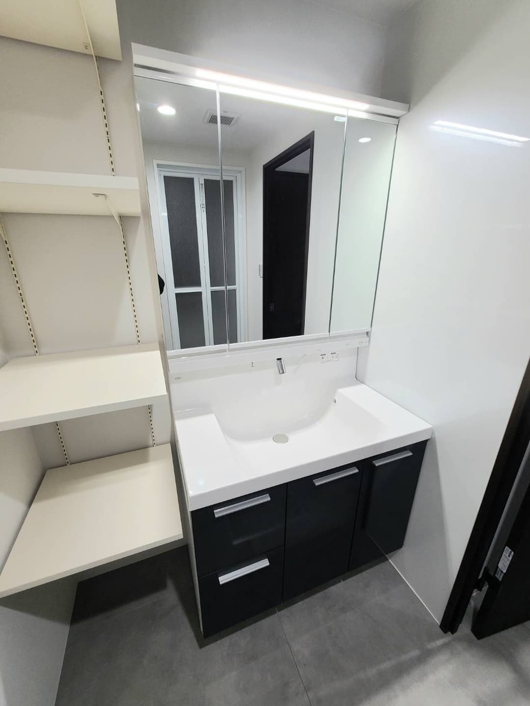 洗面台の壁を棚に変更して新しい洗面台へリフォーム after