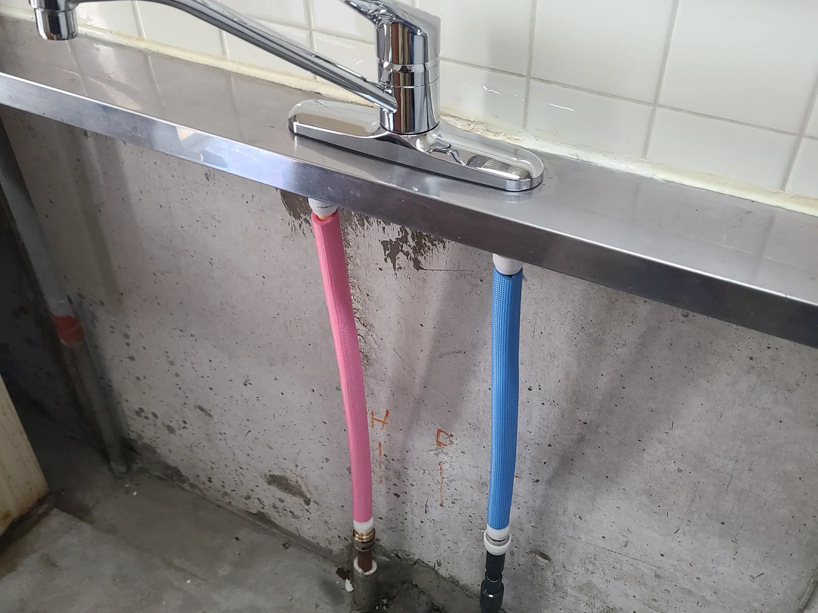 キッチン水栓下からの漏水給水管引き直し工事 after