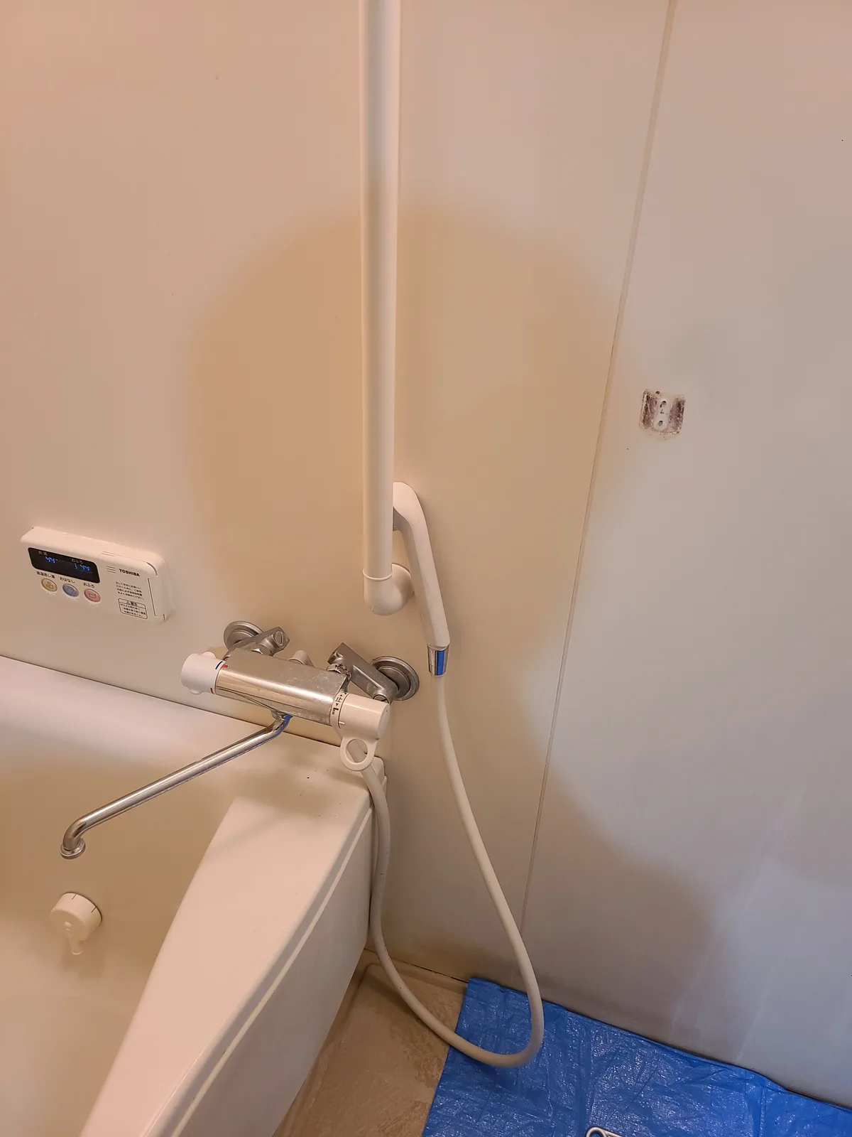 古い浴室水栓取り替え工事 before