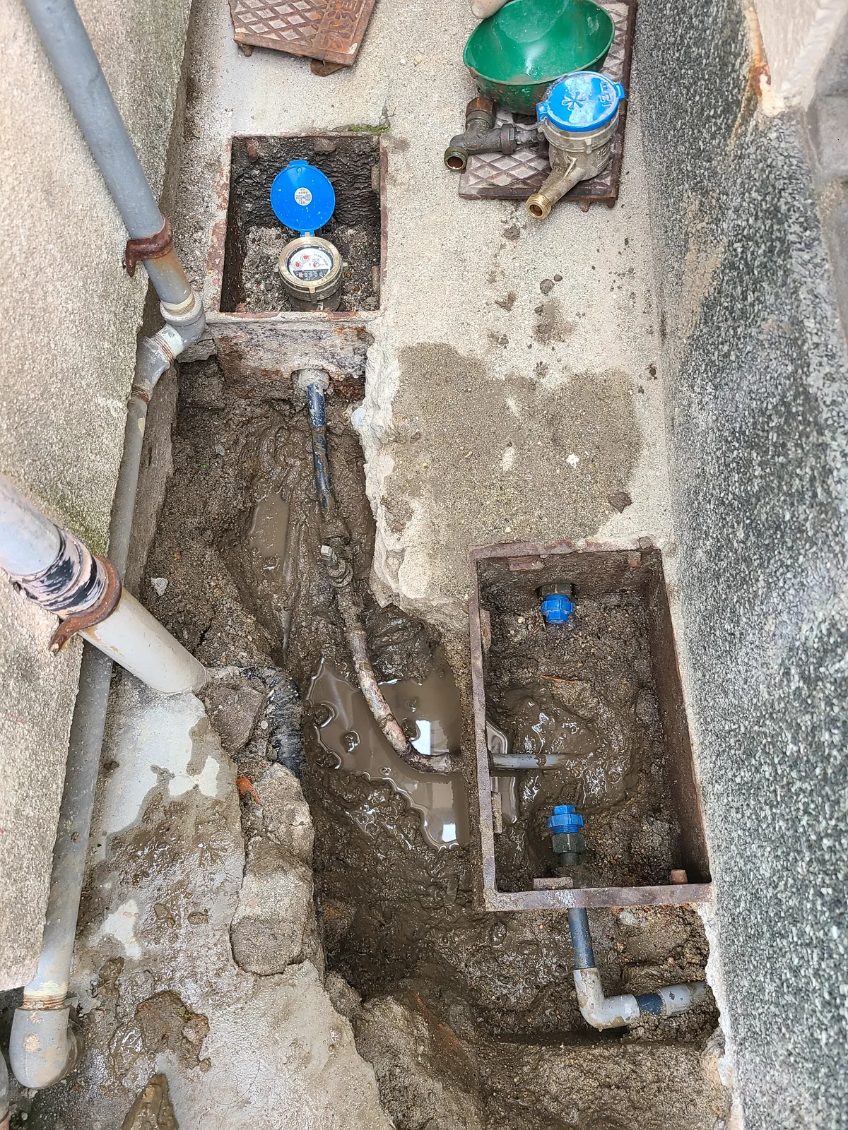 古い給水管から漏水、給水管取り替え工事 before